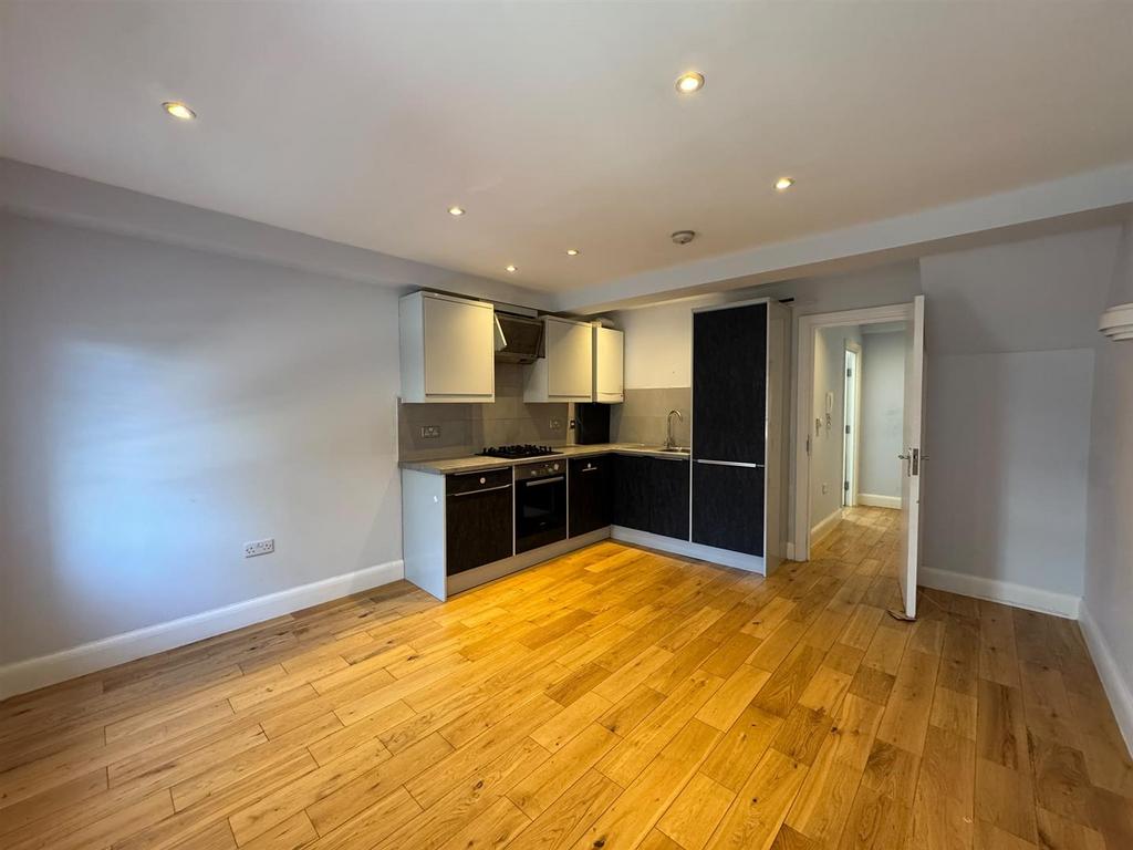 Apartment in Hornchurch - View 2