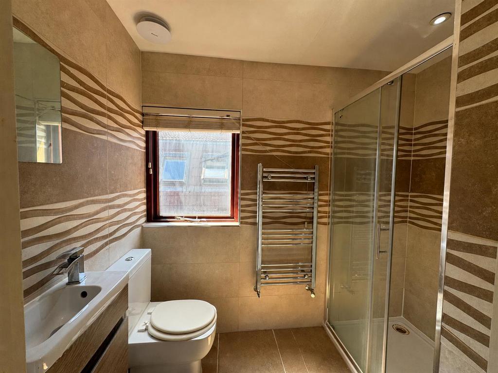 Apartment in Hornchurch - View 3
