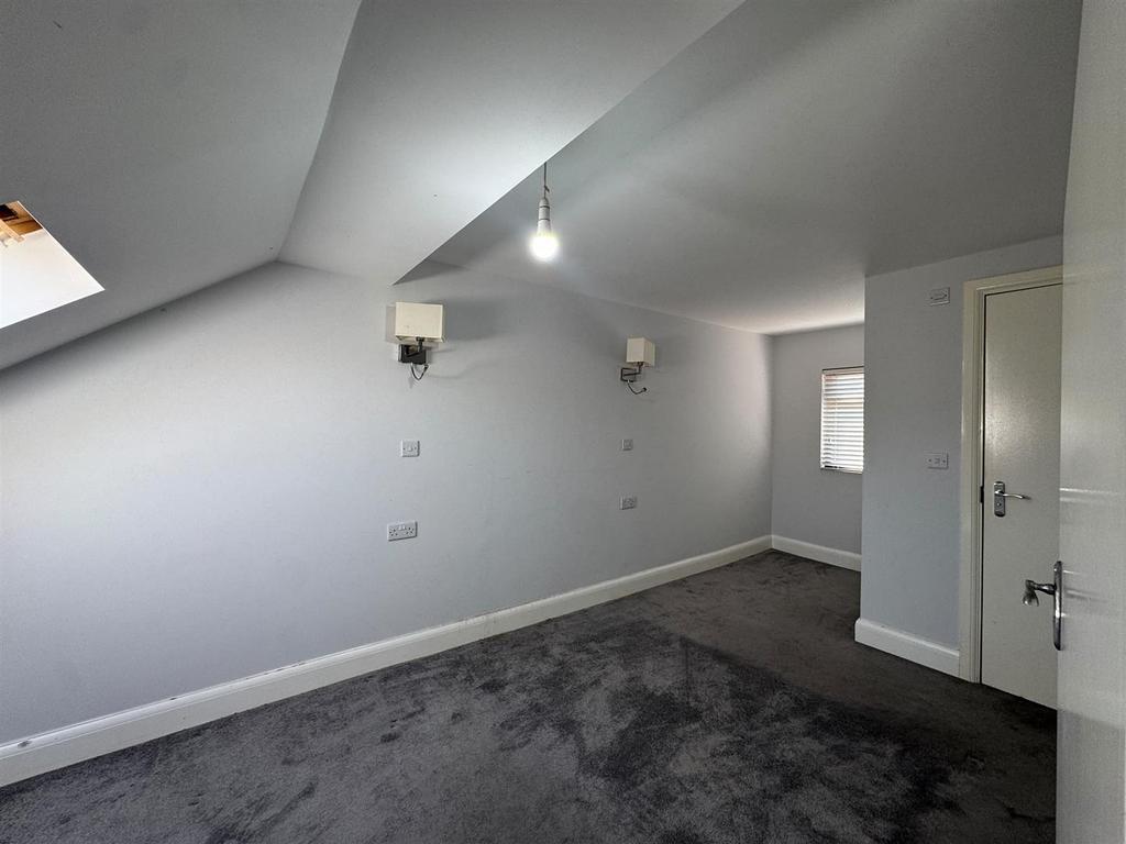 Apartment in Hornchurch - View 4