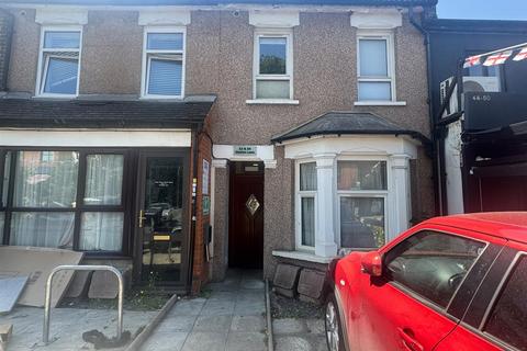 2 bedroom flat to rent, Station Lane, Hornchurch