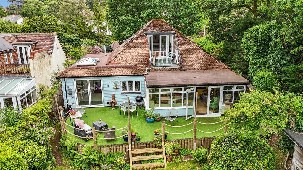 Detached house exterior, garden