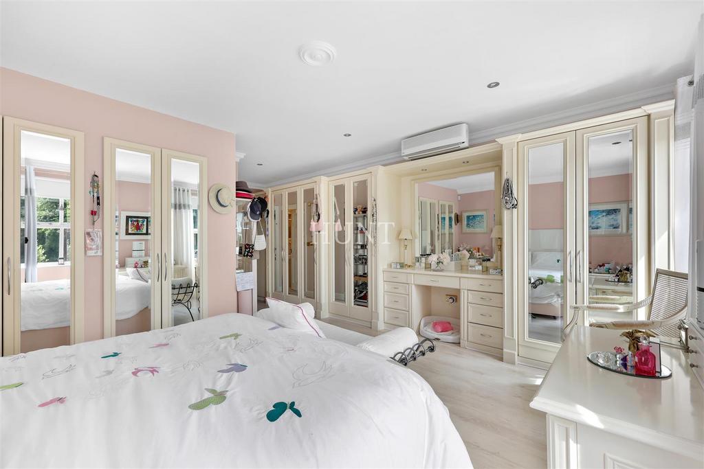 Walk-in wardrobe