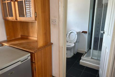 1 bedroom in a house share to rent, Lyncroft Gardens, Hounslow TW3