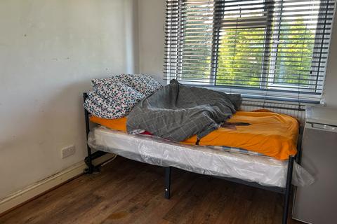 1 bedroom in a house share to rent, Lyncroft Gardens, Hounslow TW3