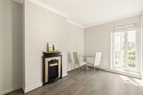 3 bedroom flat to rent, Victoria Road, London NW7
