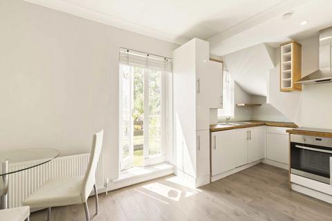 3 bedroom flat to rent, Victoria Road, London NW7