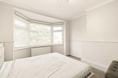 3 bedroom flat to rent, Victoria Road, London NW7