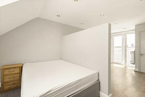 3 bedroom flat to rent, Victoria Road, London NW7