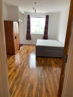 2 bedroom flat to rent, Monarch Way, Ilford, IG2