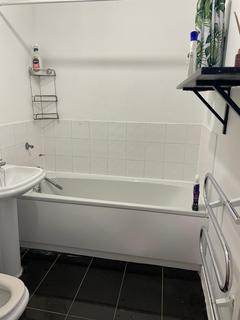 2 bedroom flat to rent, Monarch Way, Ilford, IG2