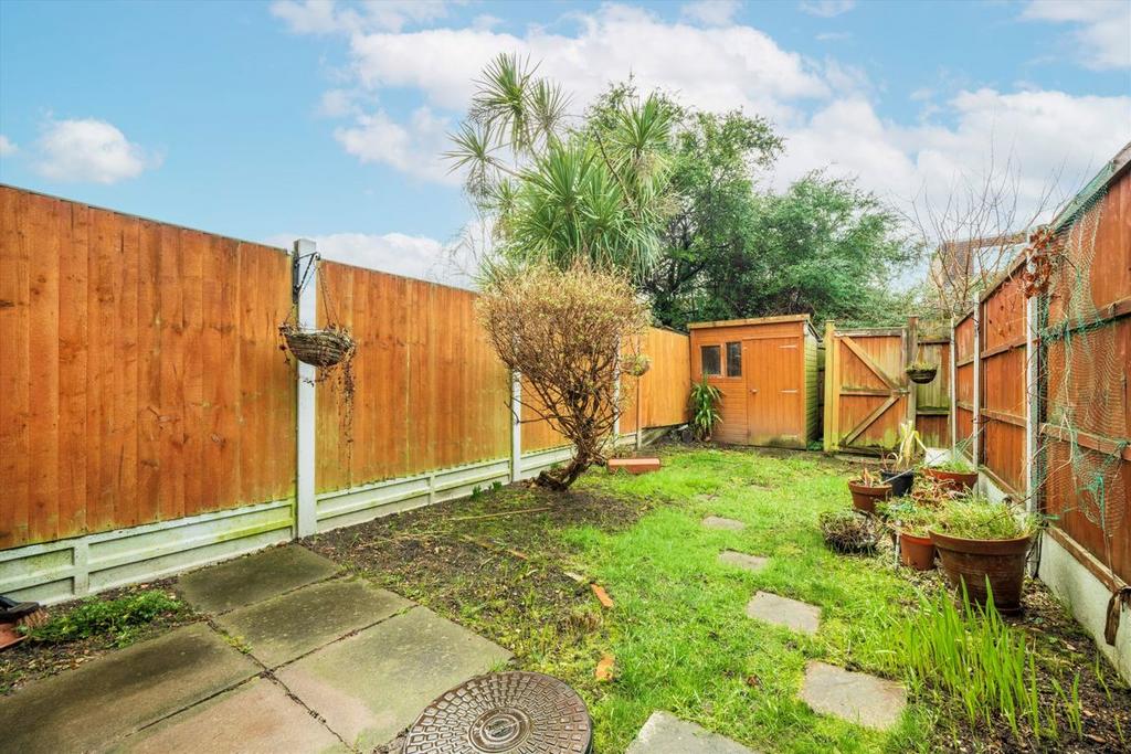 House in London, London Borough of Ealing - More