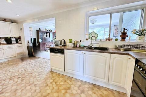 4 bedroom semi-detached house for sale, Toppesfield Avenue, Wickford, SS12 0PB
