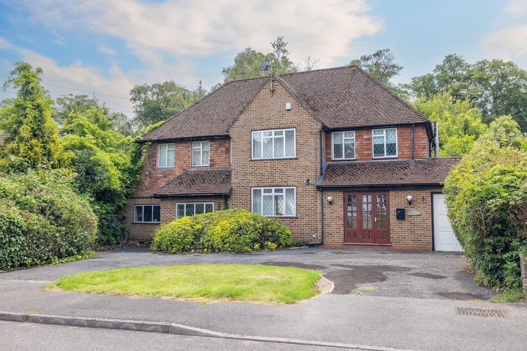 Detached house exterior, driveway