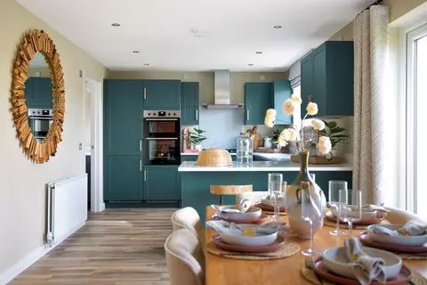4 bedroom detached house for sale - View 3