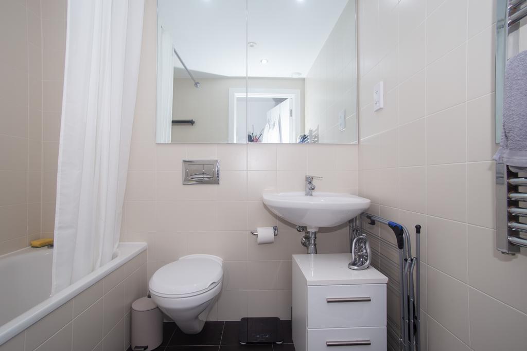 Apartment in Salford, Greater Manchester - View 4