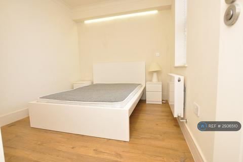 1 bedroom flat to rent, High Road, London, N2