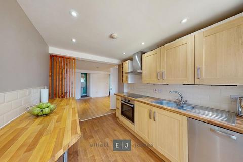 2 bedroom apartment to rent, Gordon Road, London E18