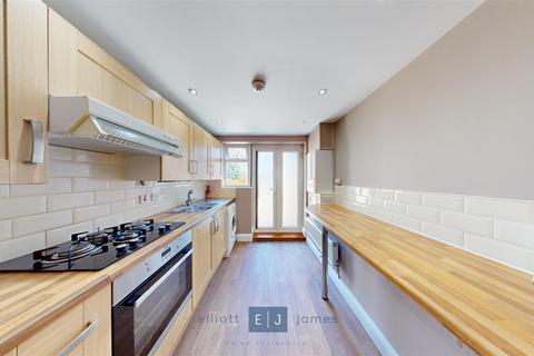 2 bedroom apartment to rent, Gordon Road, London E18