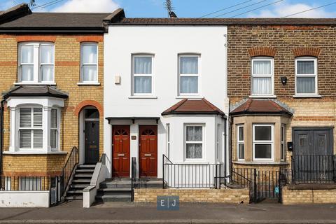 2 bedroom apartment to rent, Gordon Road, London E18
