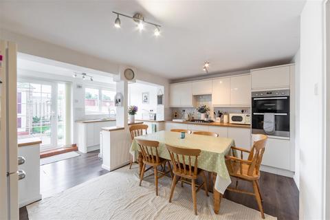 3 bedroom semi-detached house to rent, Benfield Close, Consett