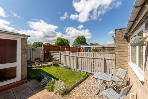 3 bedroom semi-detached house to rent, Benfield Close, Consett