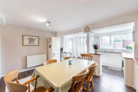 3 bedroom semi-detached house to rent, Benfield Close, Consett