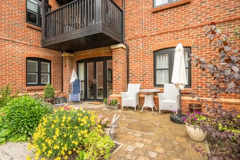2 bedroom flat for sale, Mortimer Drive, Romsey, Hampshire, SO51
