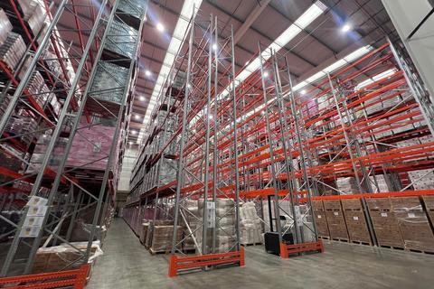 Distribution warehouse to rent, Station Appr Waltham Cross EN8 7LX