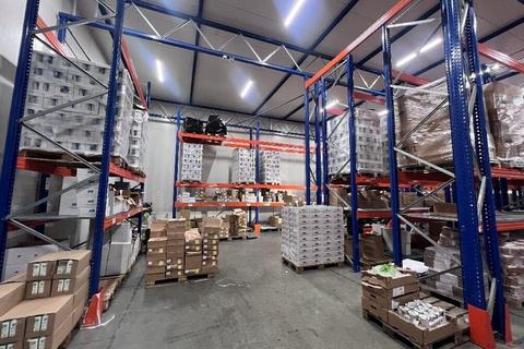 Distribution warehouse to rent, Station Appr Waltham Cross EN8 7LX