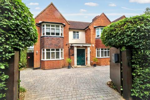 Oaks Road, Shirley