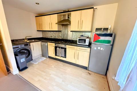 2 bedroom flat to rent, Moorlands Avenue West, DEWSBURY