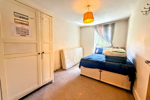 2 bedroom flat to rent, Moorlands Avenue West, DEWSBURY