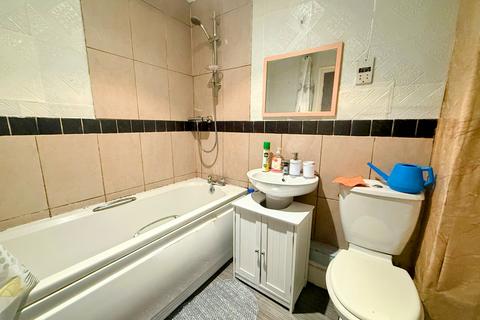 2 bedroom flat to rent, Moorlands Avenue West, DEWSBURY