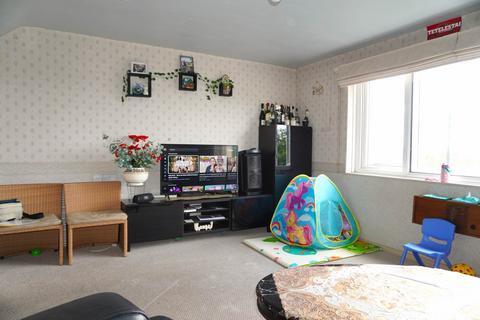 Harlech Gardens, Hounslow