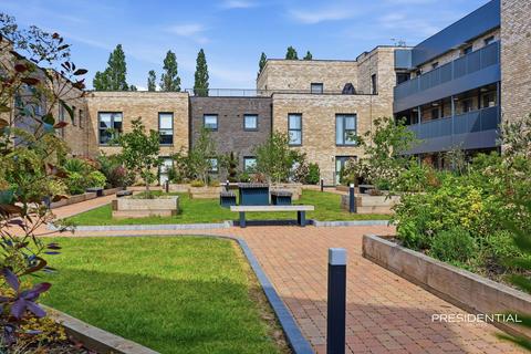2 bedroom flat to rent, Luctons Close, Loughton IG10