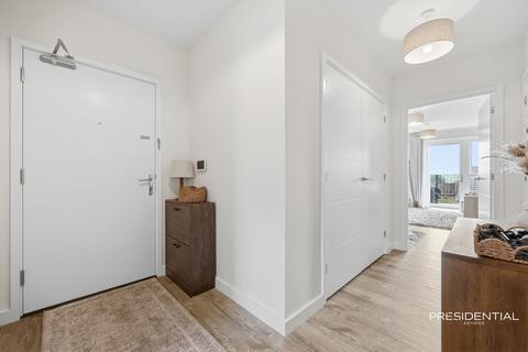 2 bedroom flat to rent, Luctons Close, Loughton IG10