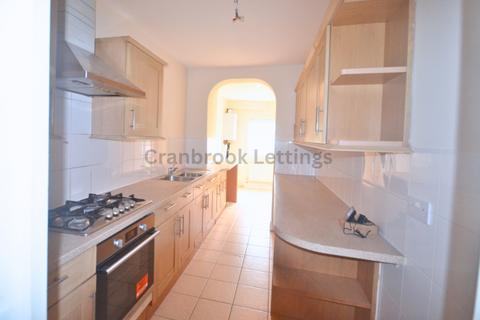 3 bedroom terraced house to rent, Ridgeway Gardens, IG4