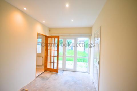 3 bedroom terraced house to rent, Ridgeway Gardens, IG4