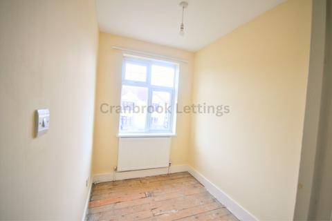 3 bedroom terraced house to rent, Ridgeway Gardens, IG4