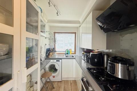 2 bedroom flat for sale, Ambleside Close, London