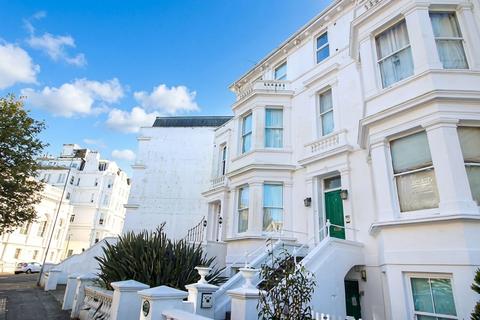 3 bedroom flat to rent, Silverdale Road, Balmoral House, BN20