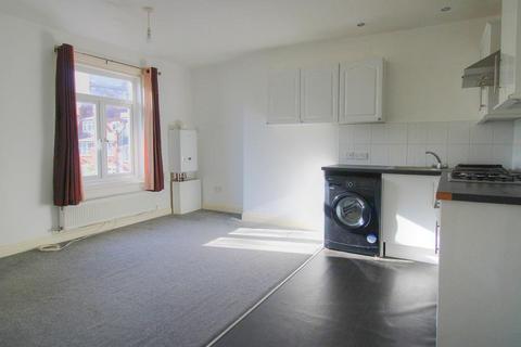 3 bedroom flat to rent, Silverdale Road, Balmoral House, BN20