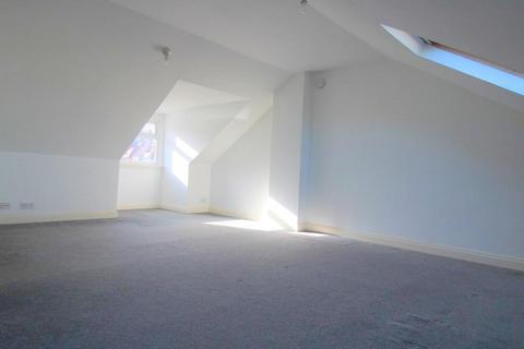 3 bedroom flat to rent, Silverdale Road, Balmoral House, BN20