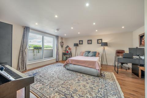 3 bedroom penthouse for sale, Ovaltine Drive, Kings Langley, WD4