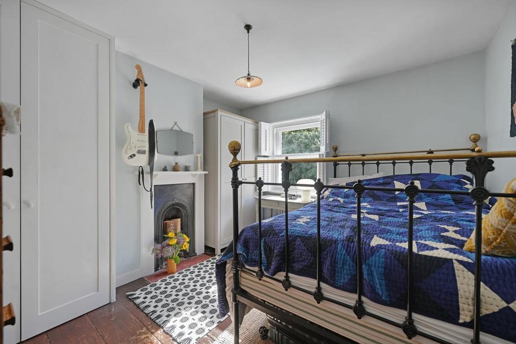 Bedroom, fireplace