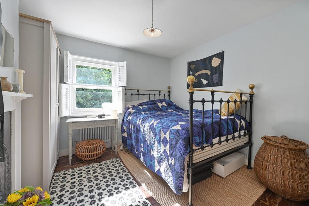 Bedroom, fireplace