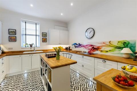 3 bedroom apartment for sale, Queens Parade, Cheltenham