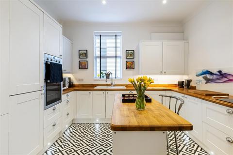 3 bedroom apartment for sale, Queens Parade, Cheltenham