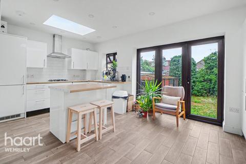 Balnacraig Avenue, London