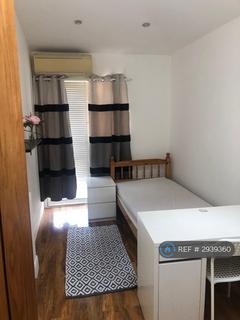 1 bedroom in a house share to rent, Fernside Avenue, London, NW7